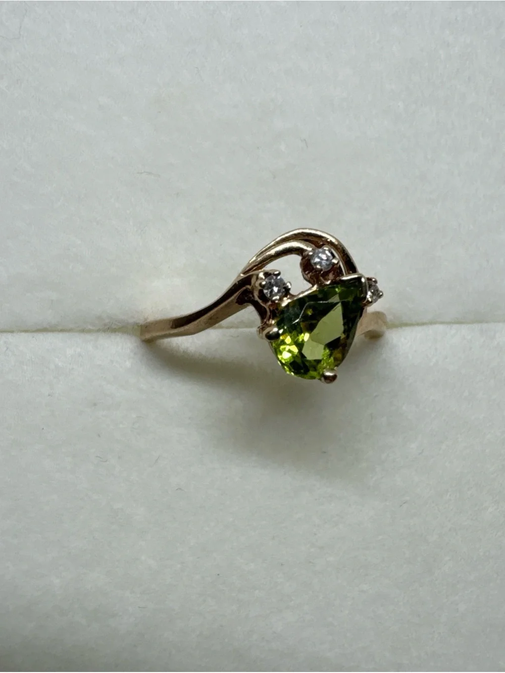 Vintage 10K Gold Pear Cut Green Peridot Accent Diamond Ring Size 6.25 1.9g